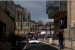 Tom Kristensen (Audi Sport) fährt durch die Straßen von Le Mans