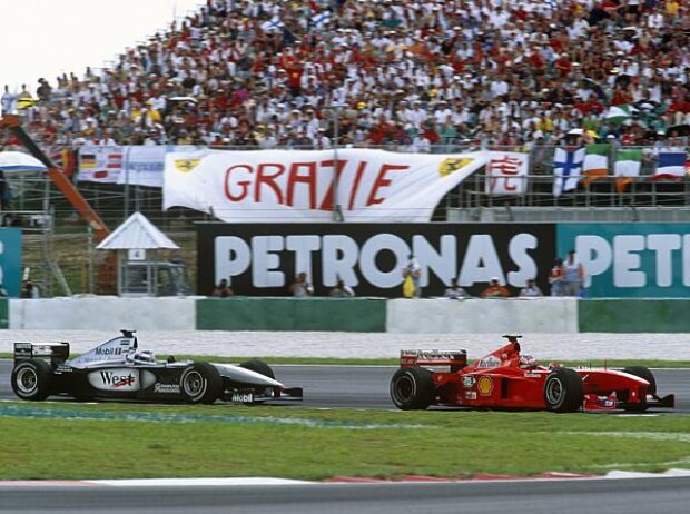 Michael Schumacher vor Mika Häkkinen in Malaysia 1999