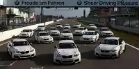 Bild zum Inhalt: Kundenteams nehmen BMW M235i in Empfang