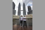 Nico Rosberg und Lewis Hamilton (Mercedes) posieren vor den Petronas Towers