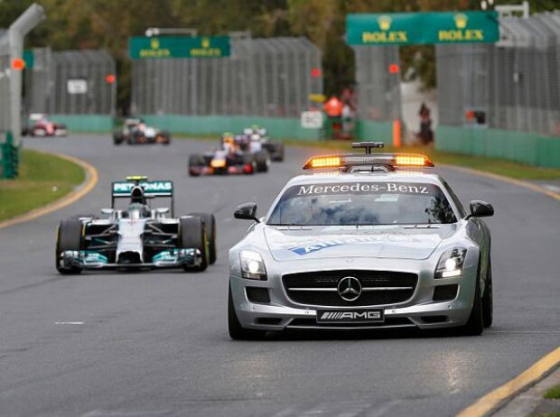 Nico Rosberg hinter dem Safety-Car