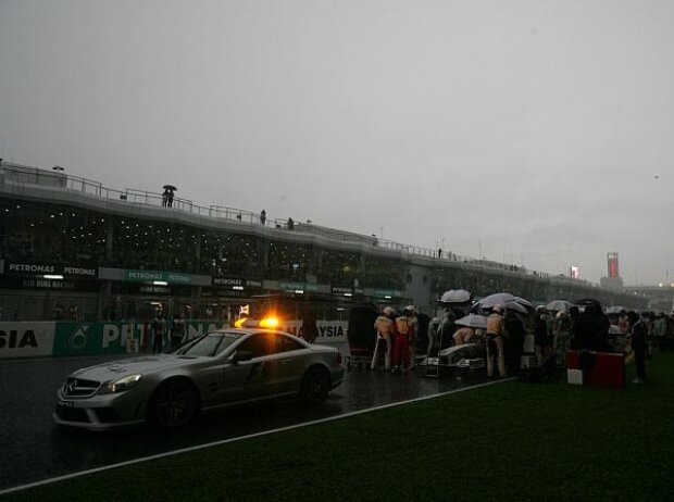 Safety-Car während des Rennabbruchs in Malaysia 2009