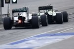 Marcus Ericsson (Caterham) und Lewis Hamilton (Mercedes) 