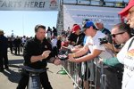 Michael Andretti gibt Autogramme
