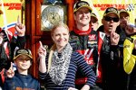 Kurt Busch mit Freundin Patricia Driscoll in der Victory Lane