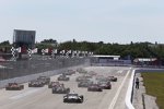 Die IndyCars in Kurve 1