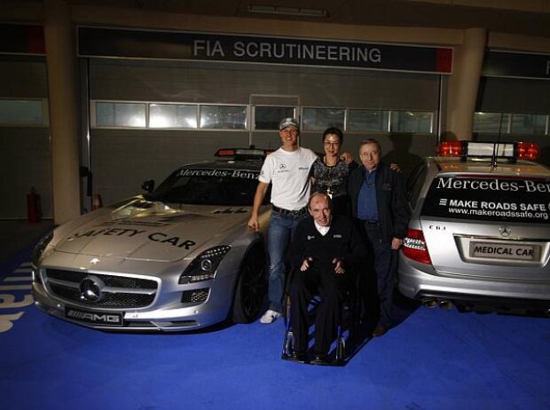 Michael Schumacher, Frank Williams, Michelle Yeoh und Jean Todt präsentieren das neue Safety-Car der Formel 1, den Mercedes-Benz SLS AMG