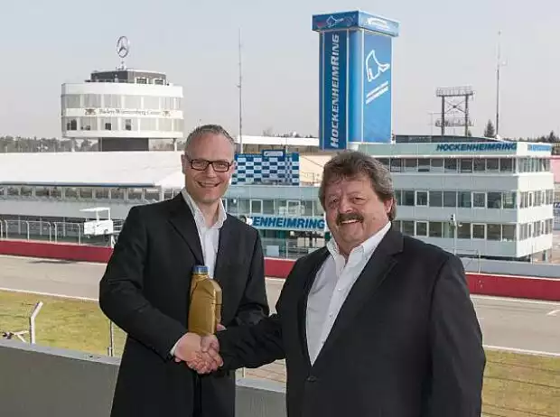 Martin Huning von RAVENOL (l.) und Georg Seiler vom Hockenheimring (r.) Titel-Bild zur News: Martin Huning von RAVENOL (l.) und Georg Seiler vom Hockenheimring (r.)