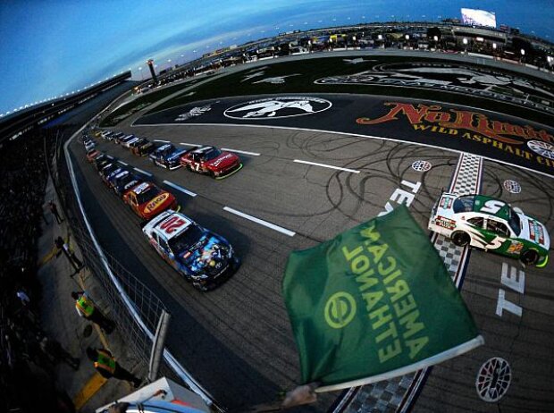 Kevin Harvick führt beim Start des Nationwide-Rennens in Fort Worth 2014 Kevin Harvick führt beim Start des Nationwide-Rennens in Fort Worth 2014