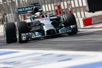 Lewis Hamilton (Mercedes) rollt bei den Testfahrten in Bahrain durch die Boxengasse