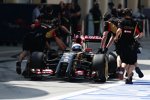 Romain Grosjean (Lotus) wird von den Mechanikern in die Box zurückgeschoben.