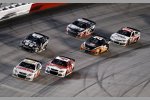 Race-Action: Dale Earnhardt Jun. (Hendrick) führt vor Kevin Harvick (Stewart/Haas) und Jimmie Johnson (Hendrick)