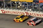 Joey Logano (Penske) und Kevin Harvick (Stewart/Haas) 