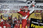 Kevin Harvick und sein obligatorischer Siegerschluck Budweiser