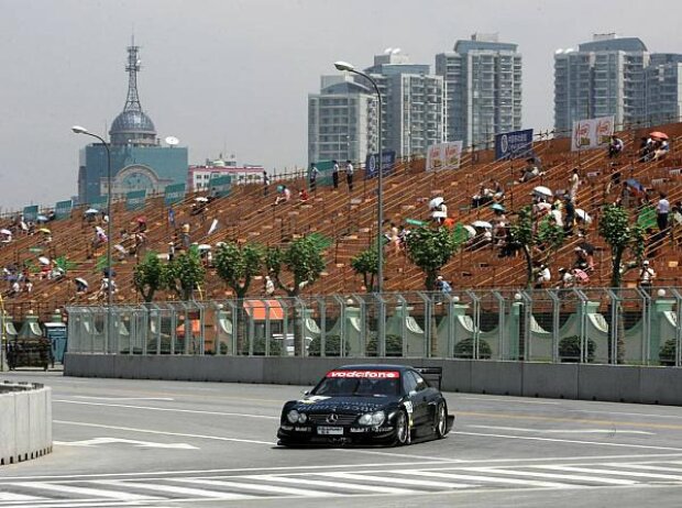 Bernd Mayländer beim DTM-Rennen in Schanghai 2004 Bernd Mayländer beim DTM-Rennen in Schanghai 2004