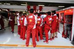 Am Auto von Kimi Räikkönen (Ferrari) wird gearbeitet - unter Ausschluss der Öffentlichkeit