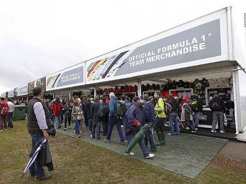 Silverstone, Northamptonshire, England 28th June 2013 Fans queue for team merchandise World Copyright: Jed Leicester/LAT Photographic ref: Digital Image _JED6496 formula 1 formula one f1 gp gbr gb britain brit english northants great Atmosphere