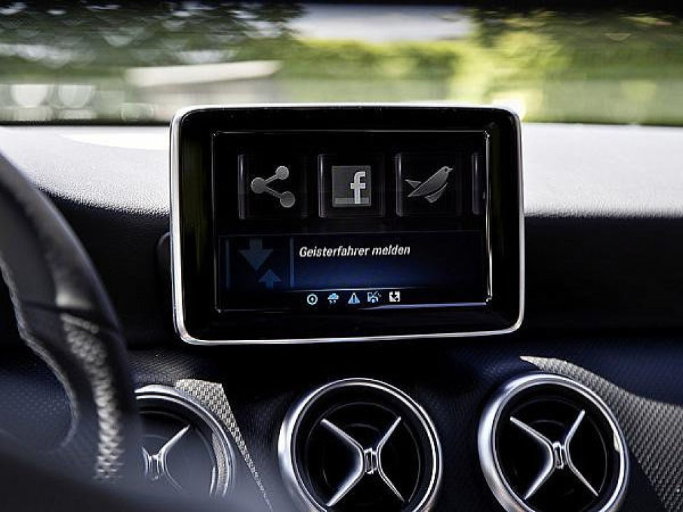 Car-to-X-Kommunikation bei Mercedes-Benz: einen Geisterfahrer melden