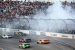 Dreher von Polesitter Kyle Larson (Ganassi) nach Kontakt von Clint Bowyer in Kurve 1