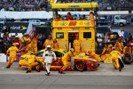 Joey Logano beim Service an der Penske-Box 