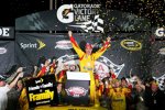 Joey Logano (Penske) jubelt über seinen ersten Short-Track-Sieg