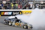 Dreher von Polesitter Kyle Larson (Ganassi) nach Kontakt von Clint Bowyer in Kurve 1