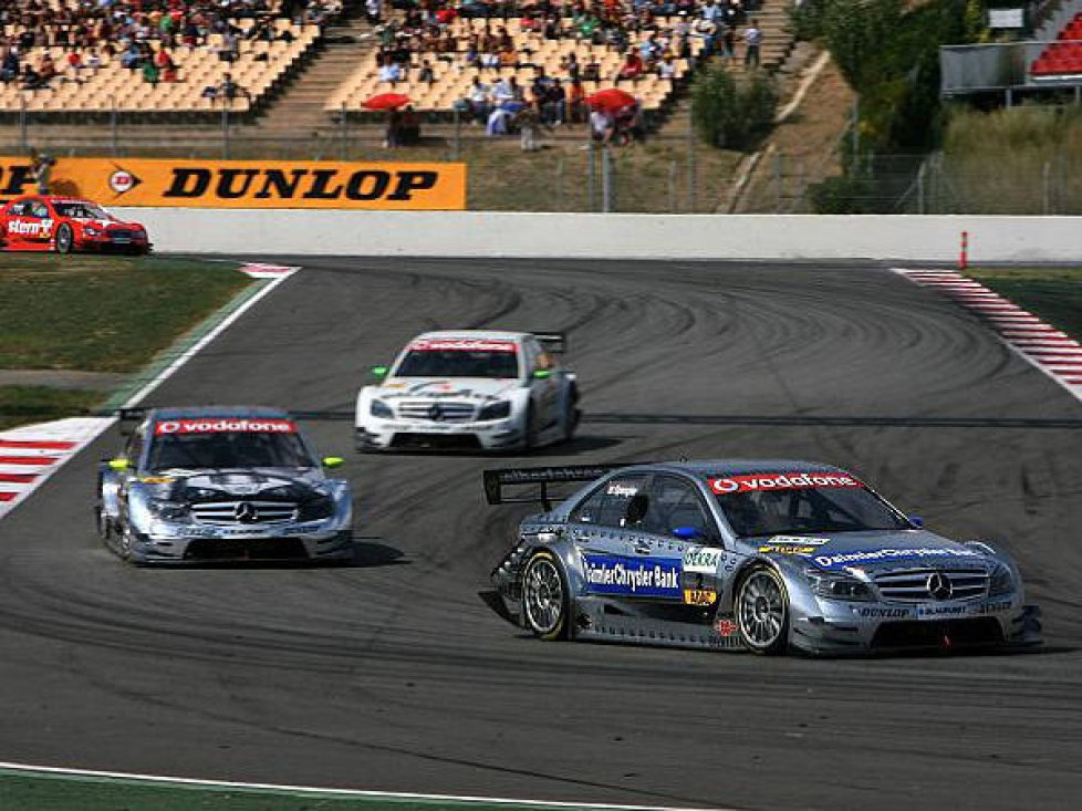 23.09.2007 Barcelona, Spain, Bruno Spengler (CDN), Team HWA AMG Mercedes, AMG Mercedes C-Klasse, leads Bernd Schneider (GER), Team HWA AMG Mercedes, AMG Mercedes C-Klasse and Jamie Green (GBR), Team HWA AMG Mercedes, AMG Mercedes C-Klasse - DTM 2007 at Ci