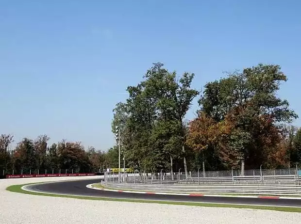 Die Parabolica in Monza Titel-Bild zur News: Die Parabolica in Monza
