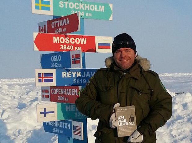 Titel-Bild zur News: Kolja Spöri mit seinem neuen Buch am Nordpol (April 2014)