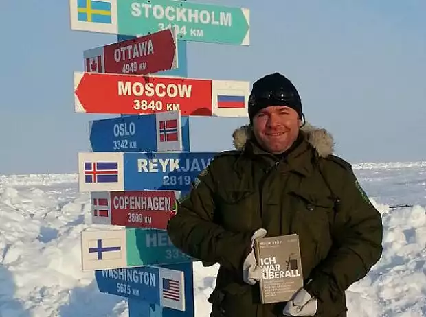 Kolja Spöri mit seinem neuen Buch am Nordpol (April 2014) Titel-Bild zur News: Kolja Spöri mit seinem neuen Buch am Nordpol (April 2014)