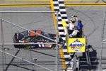 Unter Gelb: Erster Saisonsieg für Denny Hamlin (Gibbs) 