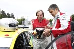 Dieter Gass erklärt Günter Netzer das Lenkrad des Audi RS5 DTM
