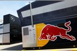 Red-Bull-Truck im Paddock