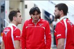 Jules Bianchi (Marussia) mit seinen Renningenieuren Francesco Nenci und Paul Davison