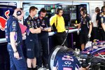 Adrian Newey starrt auf das Auto von Sebastian Vettel, das Sorgen bereitet