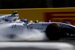 Valtteri Bottas (Williams) lässt sein Vorderrad beim Bremsmanöver rauchen