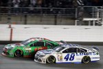 Danica Patrick fährt ihr bisher stärkstes Cup-Rennen, hier überholt sie Jimmie Johnson (Hendrick)