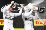 Nico Rosberg (Mercedes) verpasst Lewis Hamilton (Mercedes) eine kräftige Champagner-Dusche