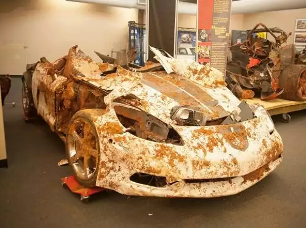 Chevrolet Corvette aus dem Erdrutschloch in Kentucky Titel-Bild zur News: Chevrolet Corvette aus dem Erdrutschloch in Kentucky
