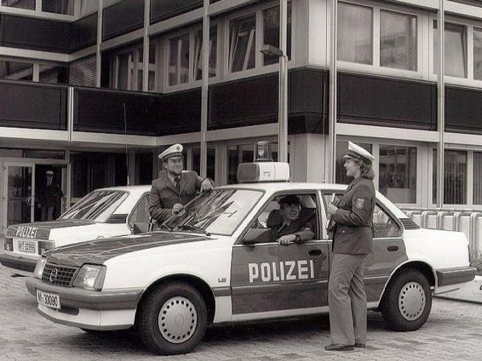 Opel war der erste Volumenhersteller in Europa mit einer speziell europäischen Katalysator-Variante. Das für den Polizeidienst bestimmte Fahrzeug Nummer eins, ein Opel Ascona mit 1,8-Liter-Motor, wurde am 7. Dezember 1984 übergeben