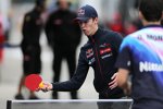 Daniil Kwjat (Toro Rosso)  vertreibt sich die Zeit mit Tischtennis