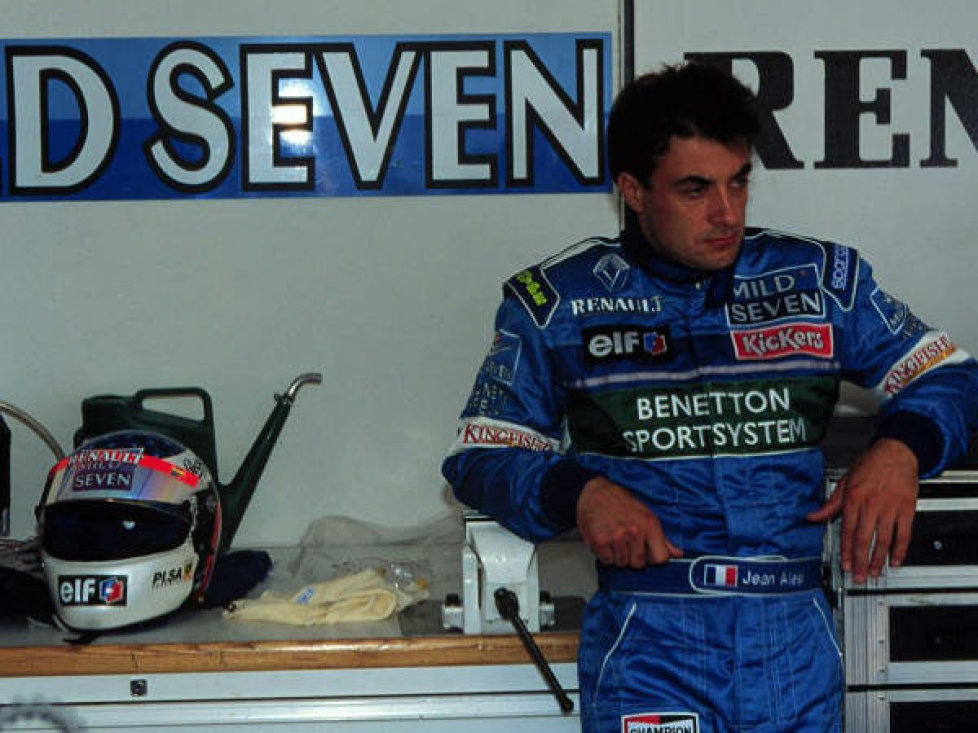 Jean Alesi ist betrübt nach seinem Ausfall 1996