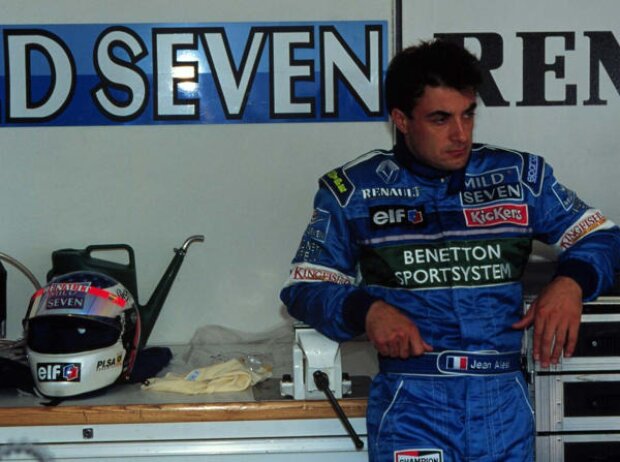 Jean Alesi ist betrübt nach seinem Ausfall 1996 Jean Alesi ist betrübt nach seinem Ausfall 1996