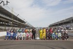 Die 33 Piloten des 98. Indy 500 und der Pokal, um den es geht: Die Borg-Warner-Trophy