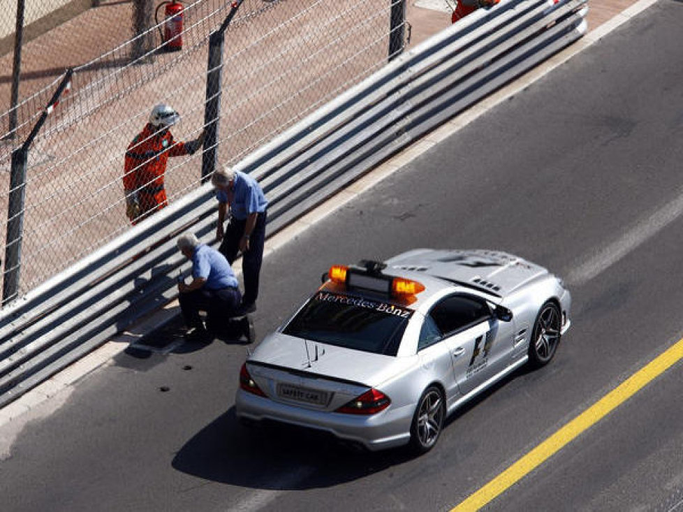 Safety-Car passiert Gullydeckel
