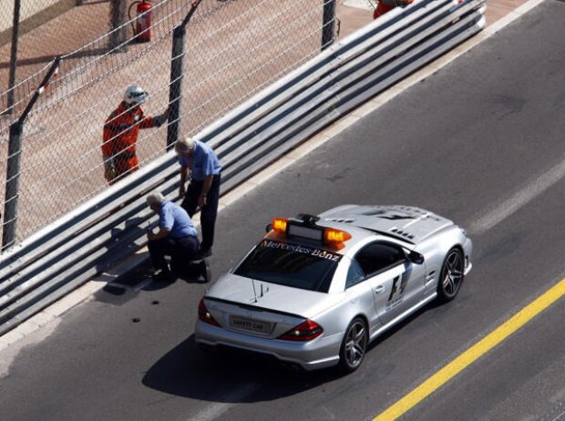 Safety-Car passiert Gullydeckel Safety-Car passiert Gullydeckel