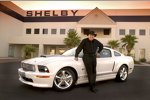 Carroll Shelby mit einem Ford Mustang Shelby GT (2007)