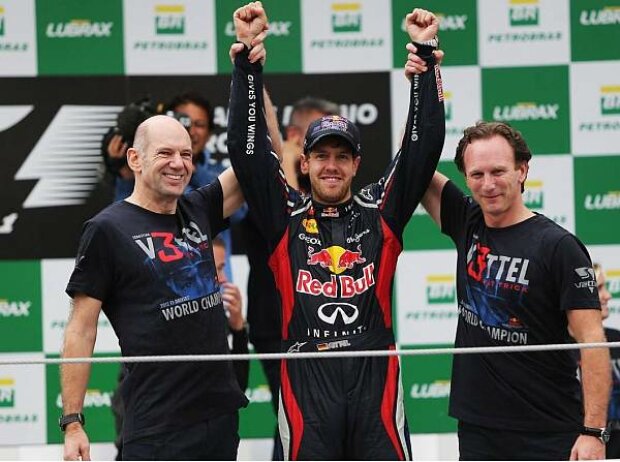 Christian Horner (Red-Bull-Teamchef), Adrian Newey (Technischer Direktor, Red Bull), Sebastian Vettel Christian Horner (Red-Bull-Teamchef), Adrian Newey (Technischer Direktor, Red Bull), Sebastian Vettel