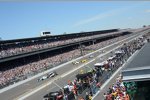 Start zum 98. Indy 500: James Hinchcliffe übernimmt die sofort die Führung