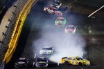 Dreher von Marcos Ambrose, hinten geraten Landon Cassill, Brian Scott und Josh Wise in Bedrängnis 